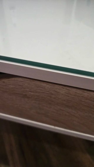 Escritorio nordico de madera y cristal templado
