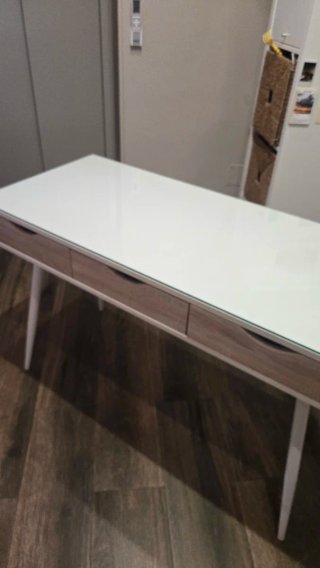 Escritorio nordico de madera y cristal templado