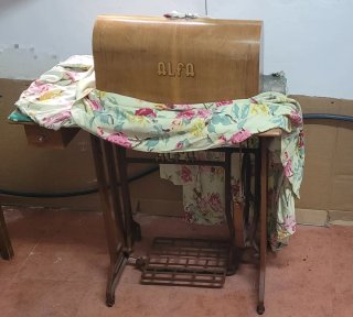 Máquina de coser Alfa antigua