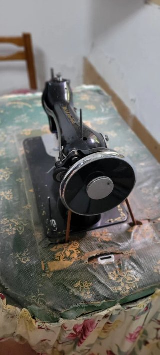 Máquina de coser Alfa antigua