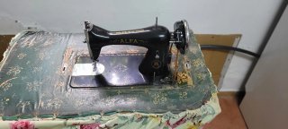 Máquina de coser Alfa antigua