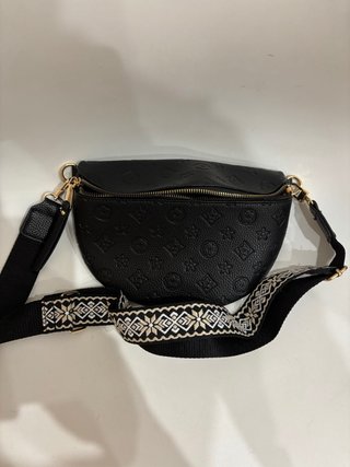 Bolso negro con correa estampada