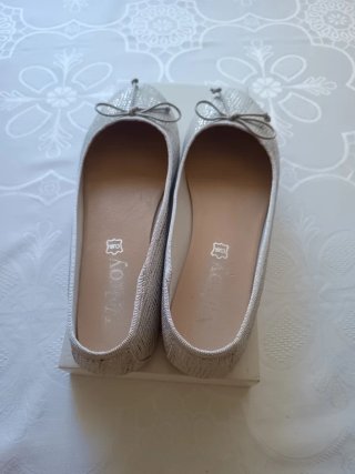 Manoletinas piel T38 plateadas con blanco