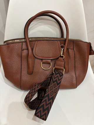 Bolso marrón con correa estampada