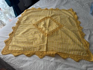 Centrotavola quadri giallo con un bordo uncinetto