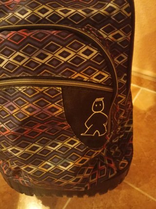 Mochila con ruedas y estampado geométrico