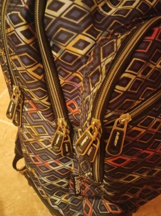 Mochila con ruedas y estampado geométrico