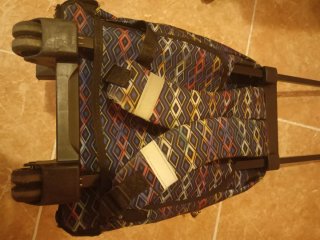 Mochila con ruedas y estampado geométrico