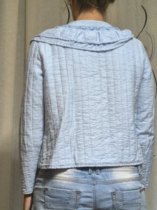 Chaqueta azul con volantes