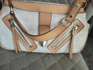 Bolso Guess Blanco y Beige