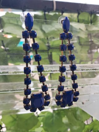 Pendientes largos azules y dorados
