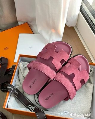 Bolso y sandalias Hermès dorados