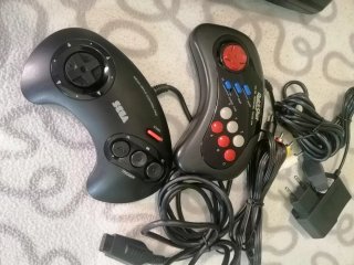 Mega Drive con 2 mandos