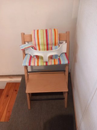 Trona Stokke de madera con cojín a rayas