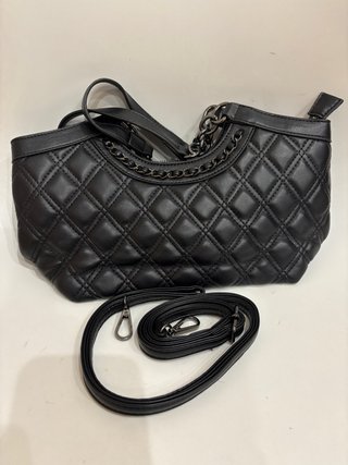 Bolso negro acolchado con cadena