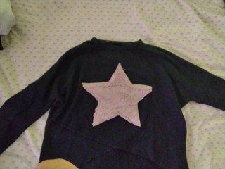 Jersey suave con estrella beige/negro