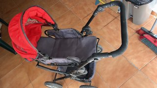 Carrito de juguete rojo y gris