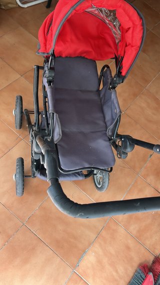Carrito de juguete rojo y gris