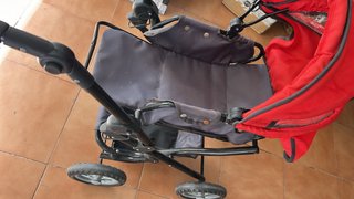 Carrito de juguete rojo y gris