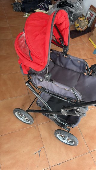 Carrito de juguete rojo y gris