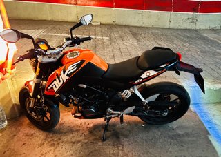 KTM 125 Duke Negra y Naranja