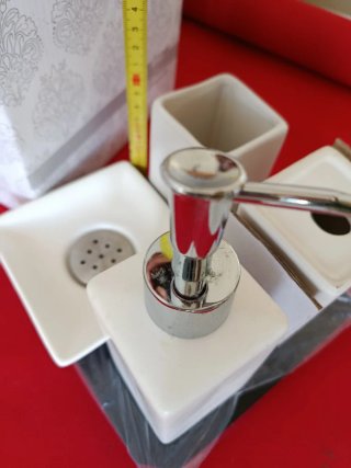 Juego de baño cerámica y metal