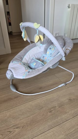 Hamaca bebé Ingenuity con vibración y música.