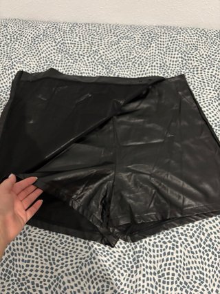Falda pantalón efecto piel negra