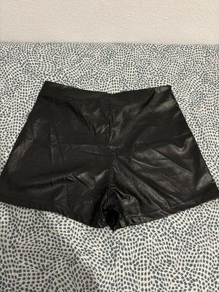 Falda pantalón efecto piel negra