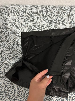 Falda pantalón efecto piel negra