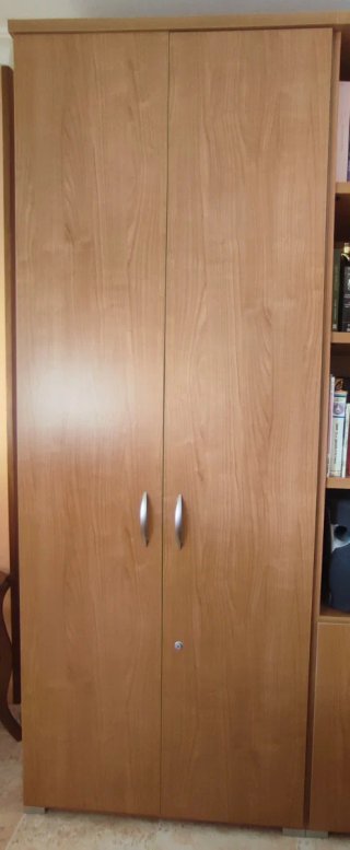 Escritorio de madera con cristal