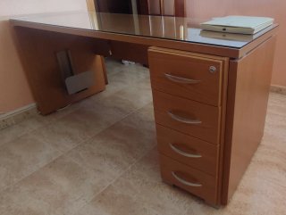 Escritorio de madera con cristal