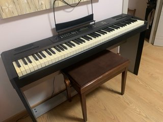 Teclado Ringway RP 30 con mueble y asiento
