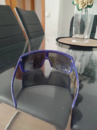 Gafas de sol deportivas azules y moradas