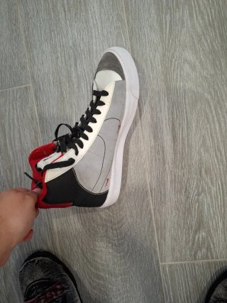 Zapatillas Nike grises y rojas