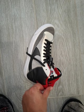 Zapatillas Nike grises y rojas