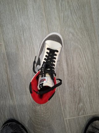 Zapatillas Nike grises y rojas