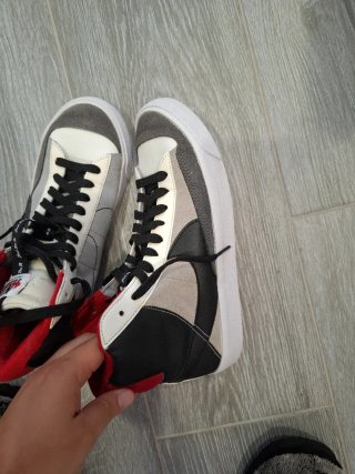 Zapatillas Nike grises y rojas