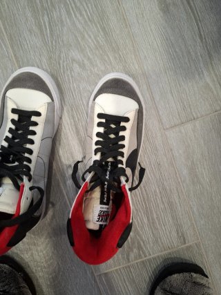 Zapatillas Nike grises y rojas