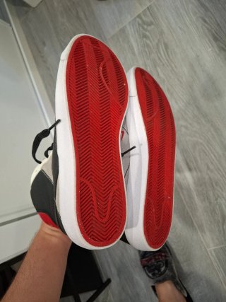 Zapatillas Nike grises y rojas