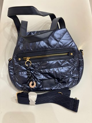 Bolso azul acolchado con detalles dorados