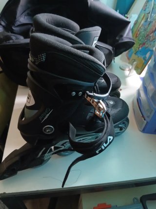 Patines Fila Negros Talla 43. Casco y protecciones