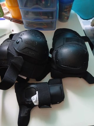 Patines Fila Negros Talla 43. Casco y protecciones