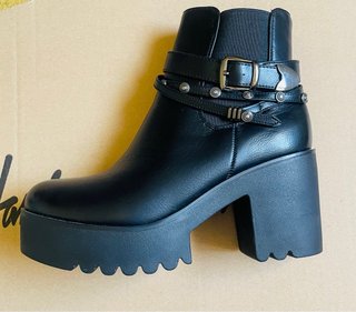 Botines negros con plataforma y hebilla