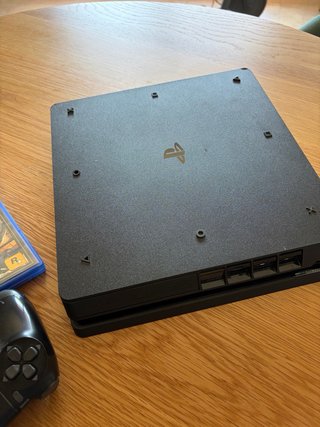 PS4 Slim 1TB Negra + 5 Juegos+mando original extra