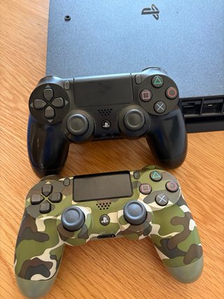 PS4 Slim 1TB Negra + 5 Juegos+mando original extra