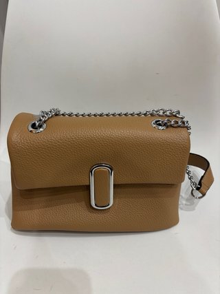 Bolso Marrón con Cadena Plateada
