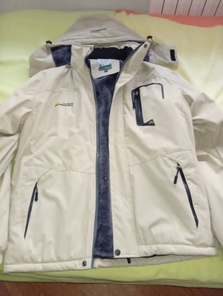 Cazadora beige con forro interior a estrenar