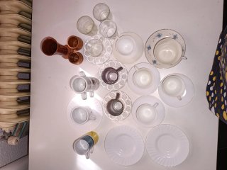 Tazas y platos de cerámica y porcelana