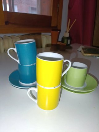 Tazas y platos de cerámica y porcelana